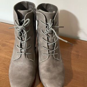 Cliff’s white mountain gray lace up boots